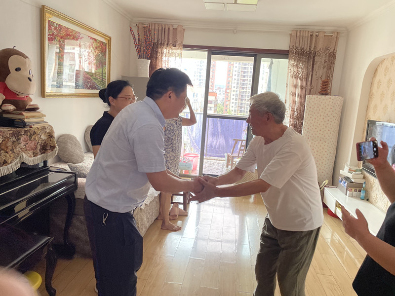 東西湖區(qū)科協(xié)黨組書(shū)記、主席陳文勝慰問(wèn)社區(qū)老黨員